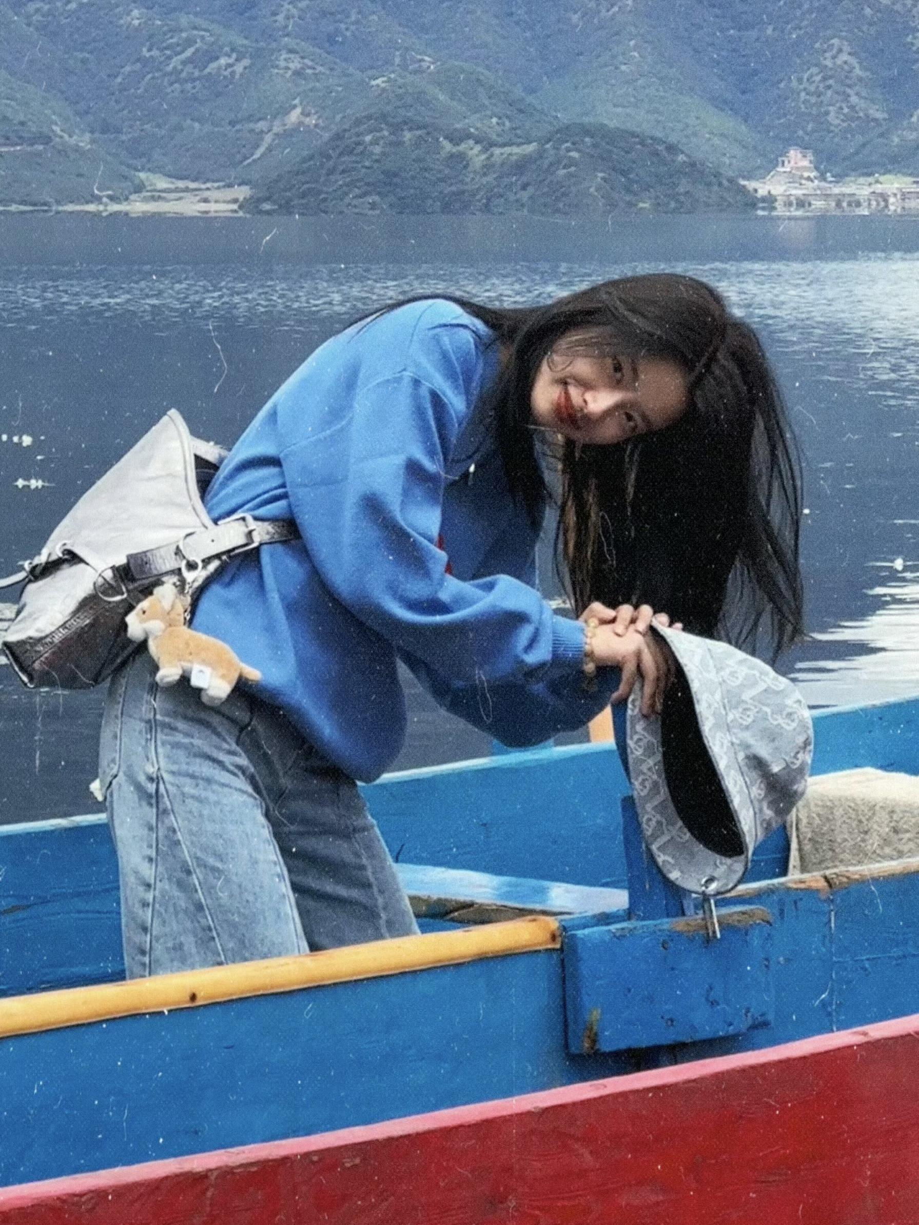 徐若晗和王影璐的通勤穿搭，简约休闲，氧气少女必备